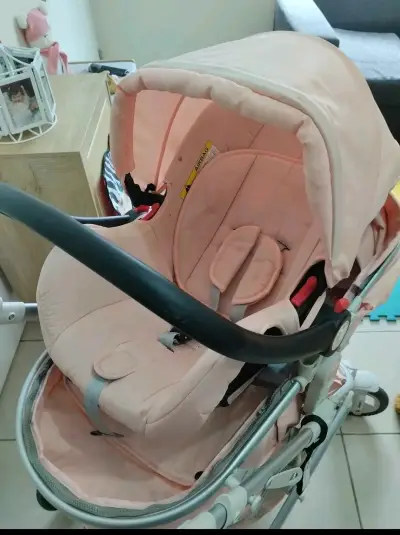 Coche de bebé rosa con capota ajustable - miniatura 1