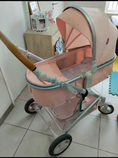 Coche de bebé rosa con capota ajustable - miniatura 2