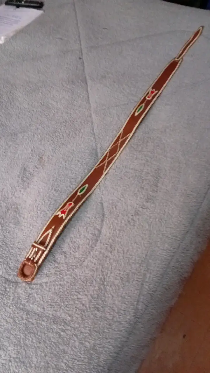 Correa de cuero artesanal con diseño étnico