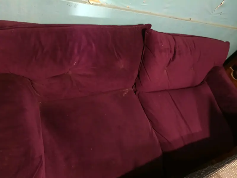Sofá morado en buen estado. - 1