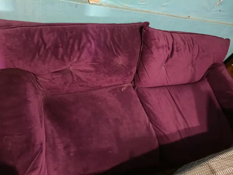 Sofá morado en buen estado. - 2