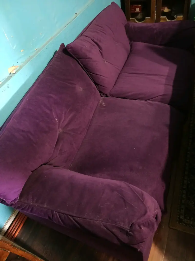 Sofá morado en buen estado. - 3