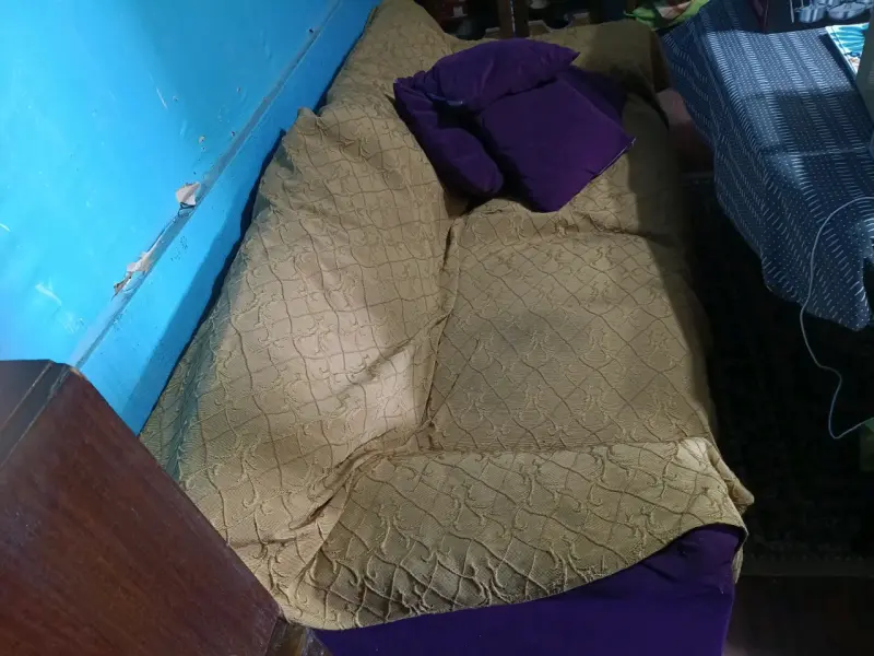 Sofá morado en buen estado. - 4