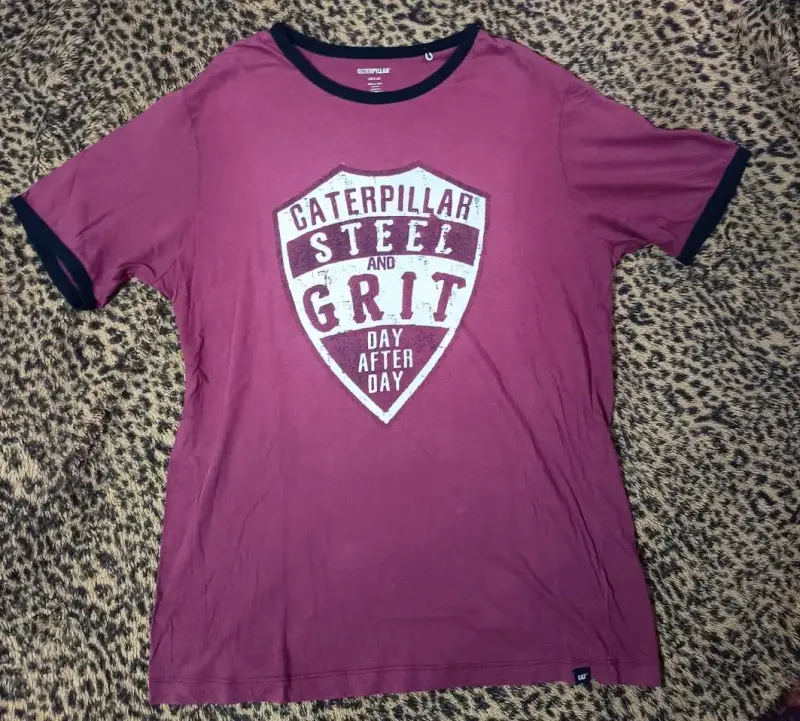 Polera Caterpillar Burdeo