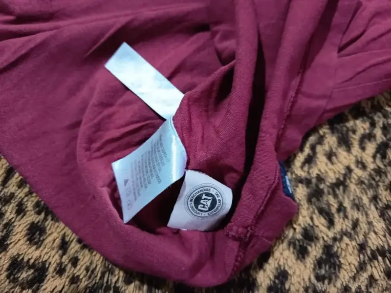 Polera Caterpillar Burdeo - 3