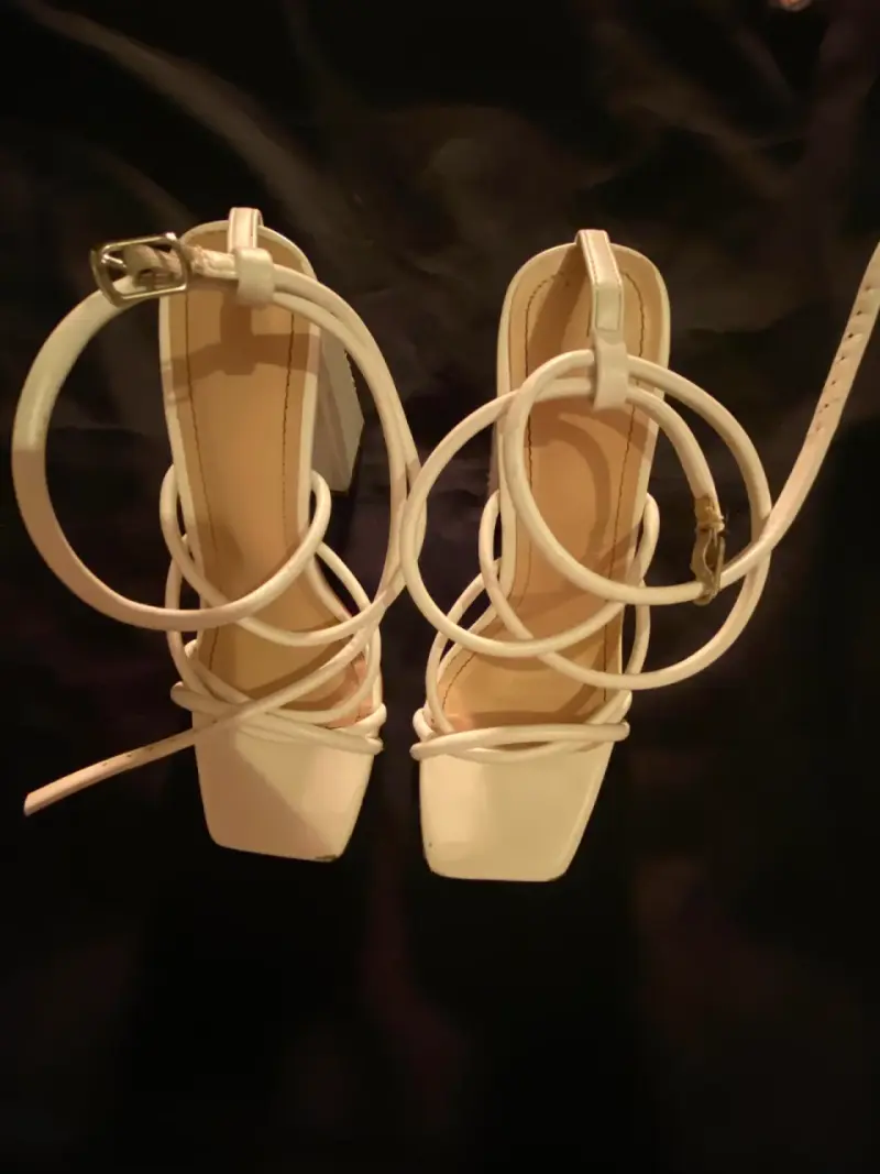 Sandalias blancas con tacón y tiras cruzadas - 1