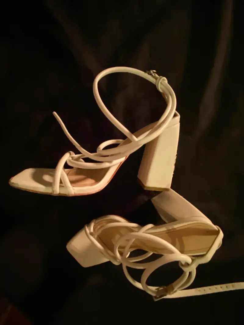 Sandalias blancas con tacón y tiras cruzadas - 3