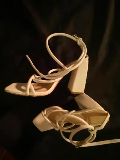 Sandalias blancas con tacón y tiras cruzadas - miniatura 3