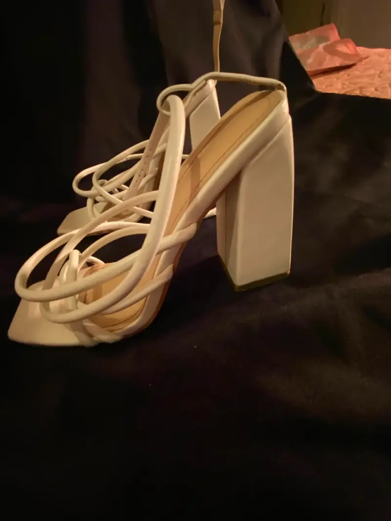 Sandalias blancas con tacón y tiras cruzadas - 4