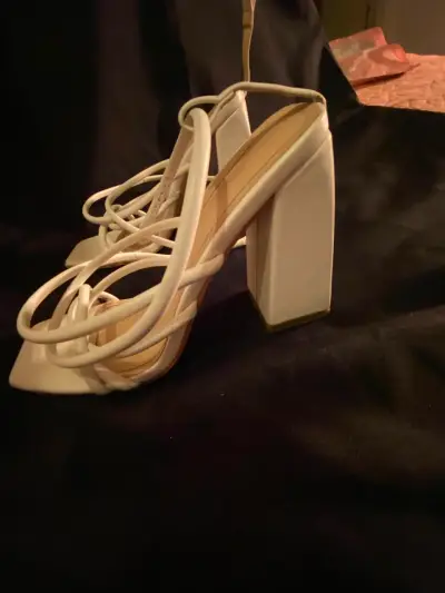 Sandalias blancas con tacón y tiras cruzadas - miniatura 4