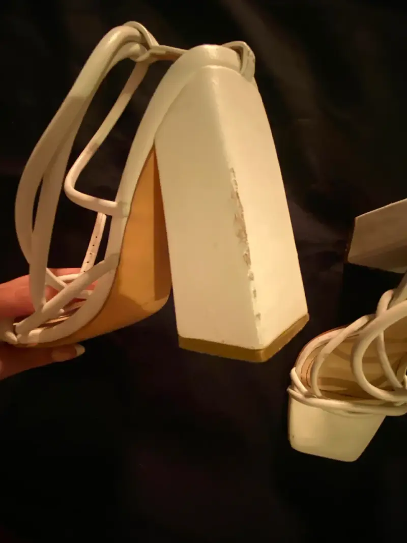 Sandalias blancas con tacón y tiras cruzadas - 5