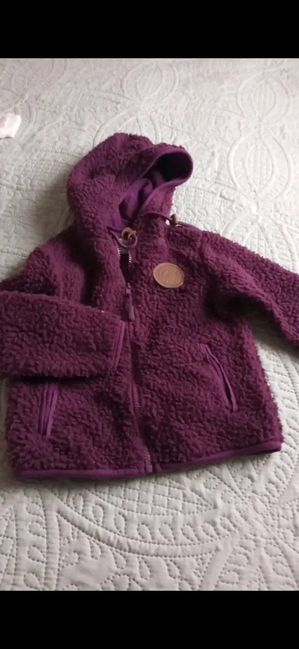 Chaqueta de lana morada con capucha para niños
