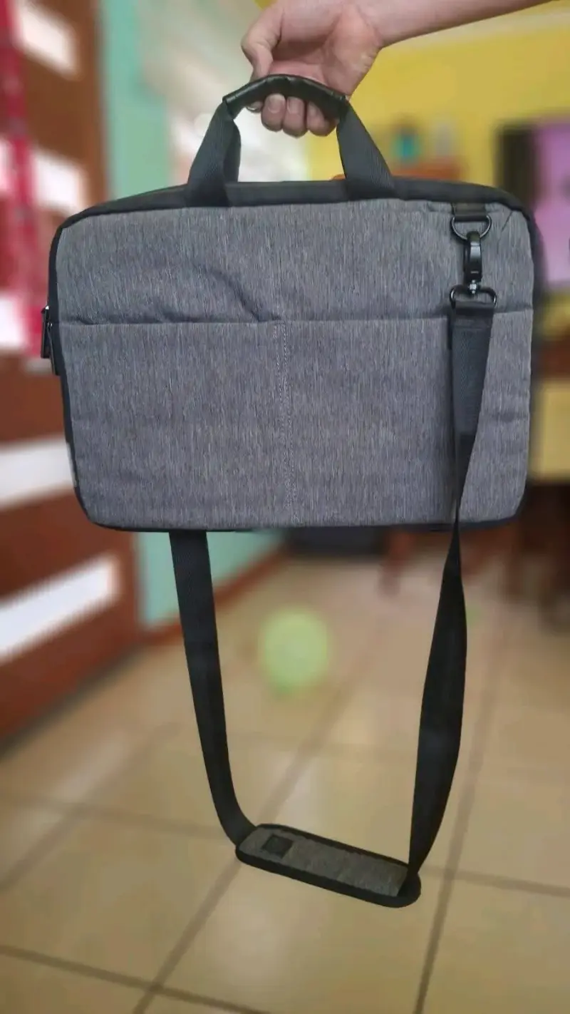 Maletín gris para notebook con correa ajustable