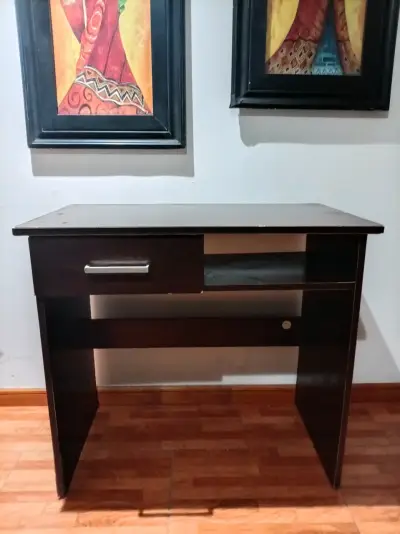 Escritorio de madera con cajón y estante - miniatura 1