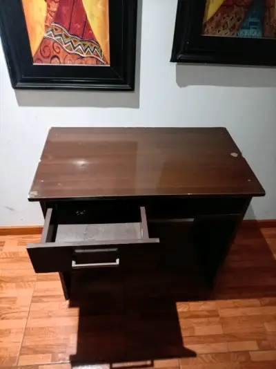 Escritorio de madera con cajón y estante - miniatura 2