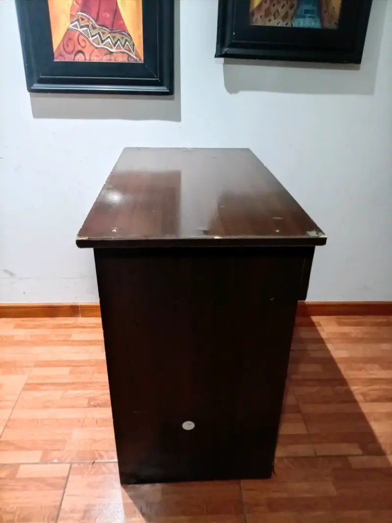Escritorio de madera con cajón y estante - 4