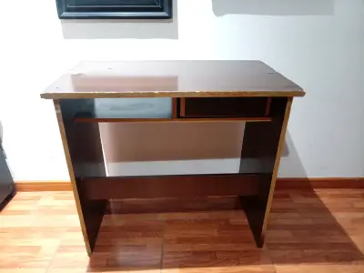 Escritorio de madera con cajón y estante - miniatura 5