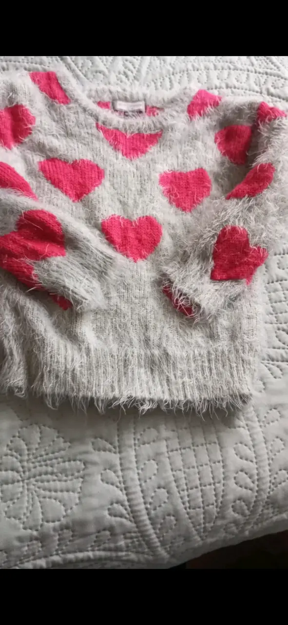 Suéter de lana gris con corazones rosados
