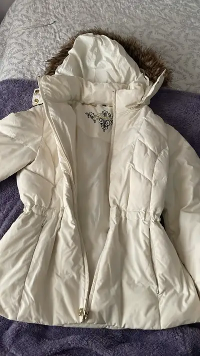 Abrigo blanco Guess con capucha de piel sintética - miniatura 1