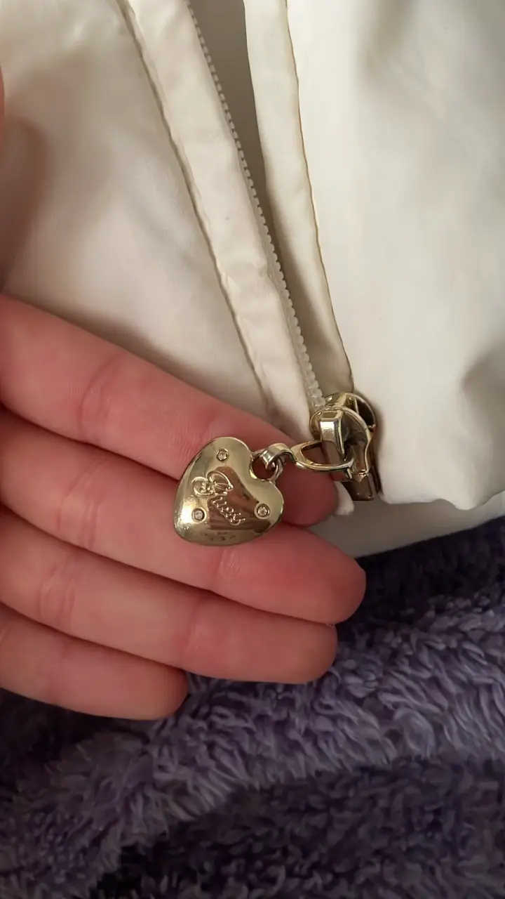 Abrigo blanco Guess con capucha de piel sintética - 2