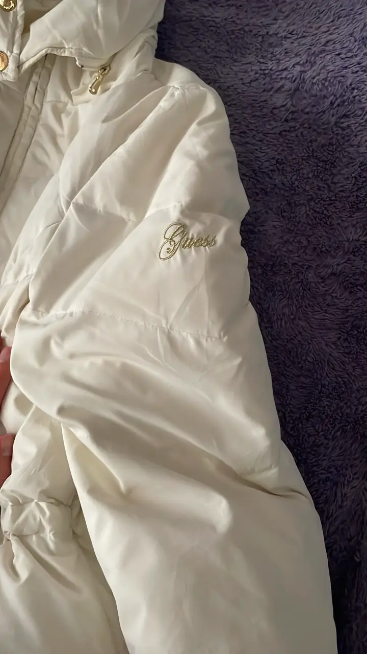 Abrigo blanco Guess con capucha de piel sintética - 4