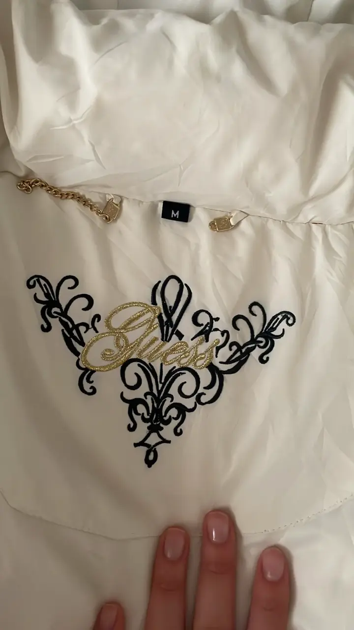 Abrigo blanco Guess con capucha de piel sintética - 5