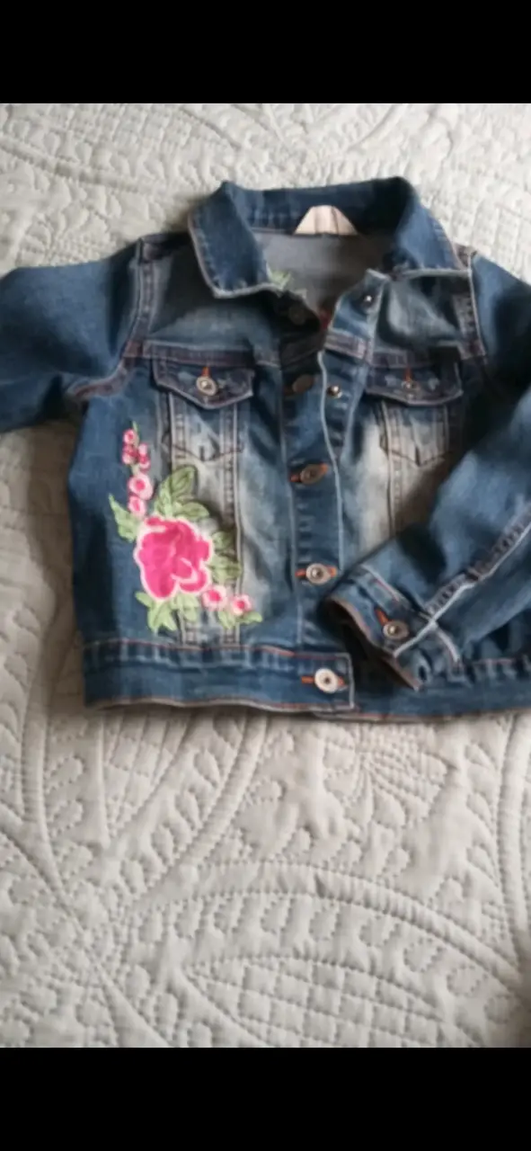 Chaqueta de mezclilla para niña con bordado floral