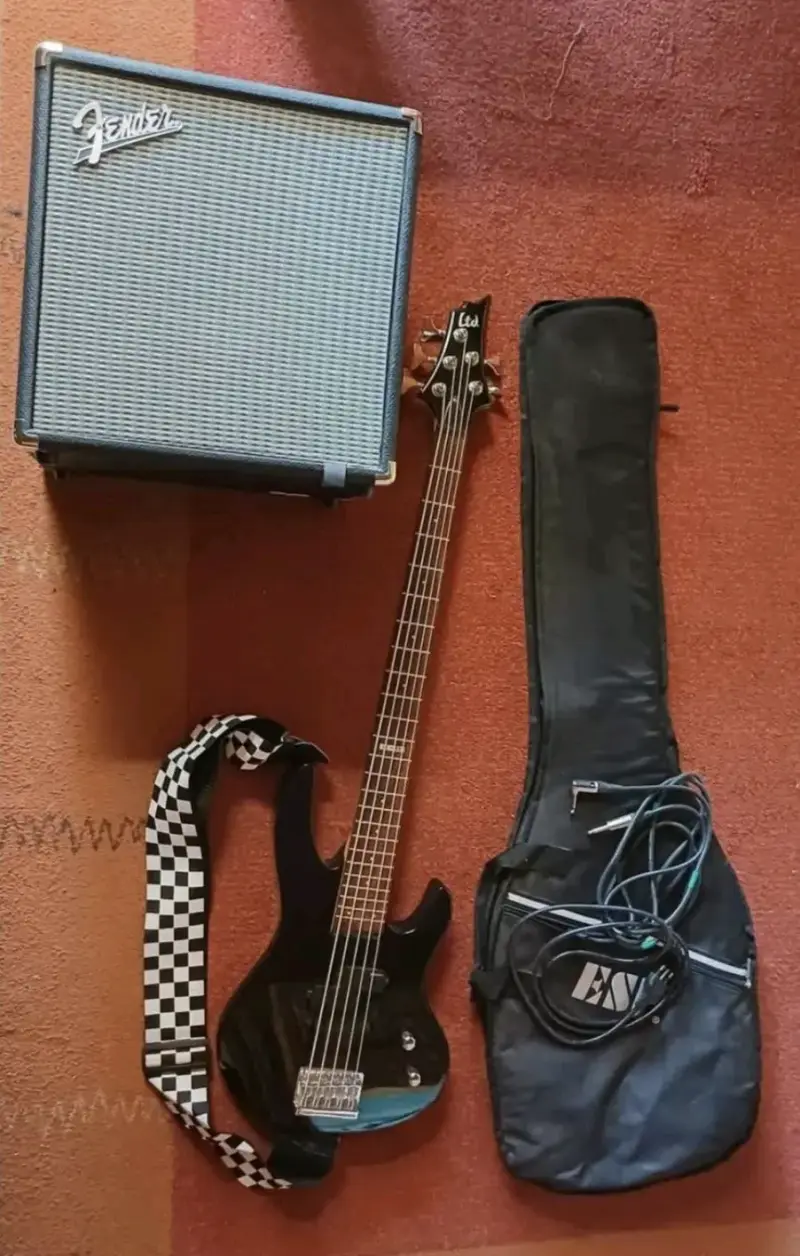Bajo eléctrico LTD con amplificador Fender