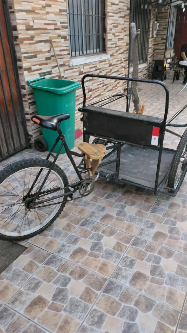Bicicleta de carga negra con asiento de madera