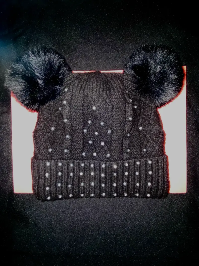 Gorro de lana negro con pompones y perlas - 1