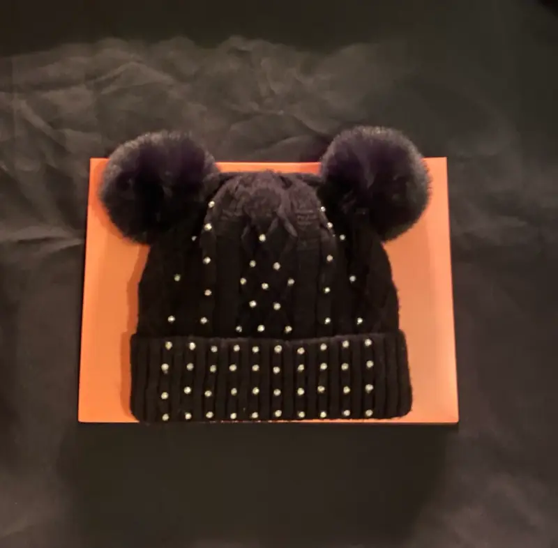 Gorro de lana negro con pompones y perlas - 2
