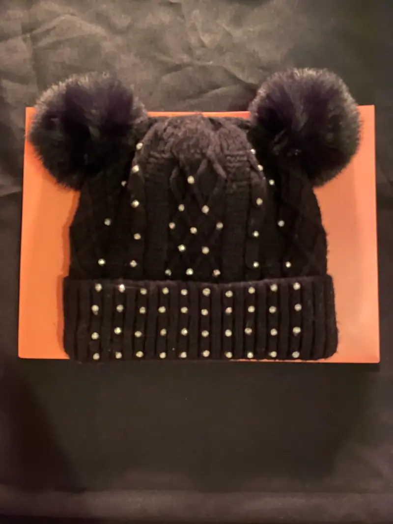 Gorro de lana negro con pompones y perlas - 3