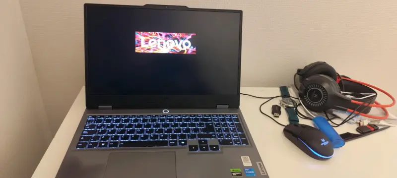 Laptop Lenovo LOQ con Intel Core i5 y NVIDIA RTX - 1