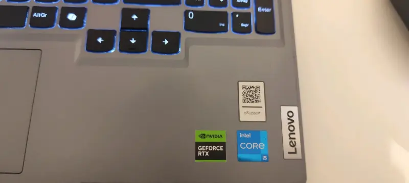 Laptop Lenovo LOQ con Intel Core i5 y NVIDIA RTX - 4