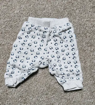 Pantalones de bebé estampados y lisos - miniatura 1