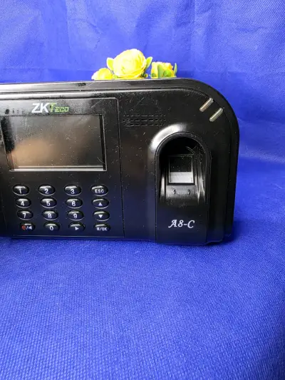 Terminal biométrico ZKTeco A8-C para control de acceso - miniatura 4