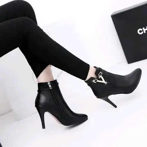 Botines negros con tacón alto y hebilla dorada - 1