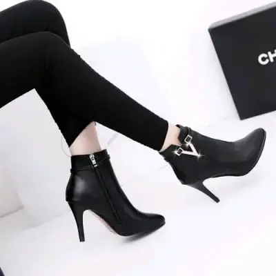 Botines negros con tacón alto y hebilla dorada - miniatura 1