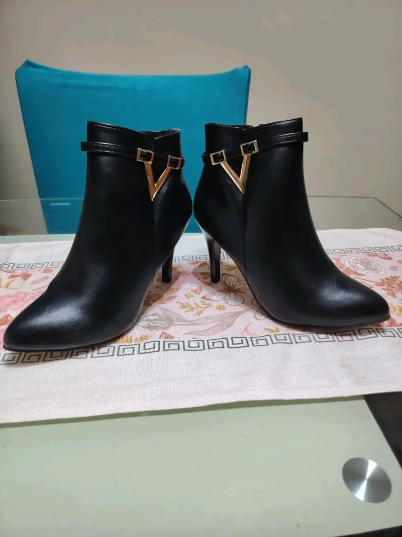 Botines negros con tacón alto y hebilla dorada - 2