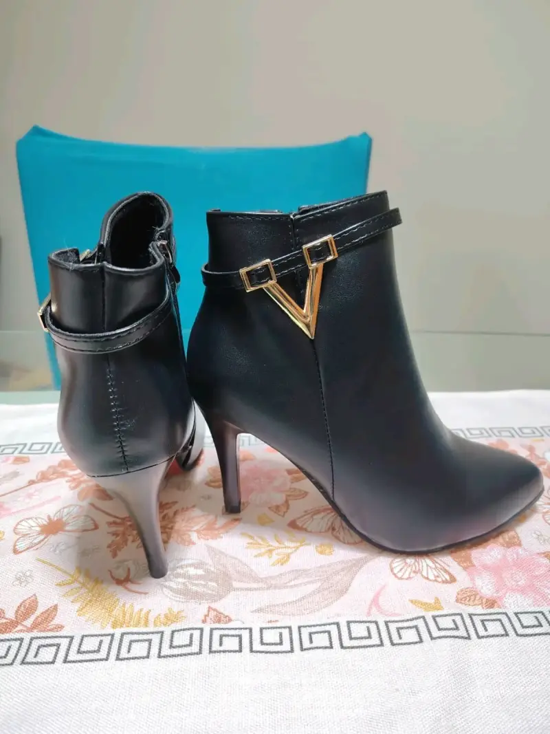 Botines negros con tacón alto y hebilla dorada - 3
