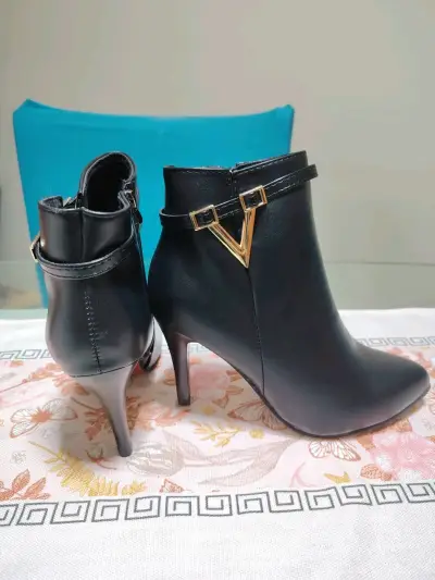 Botines negros con tacón alto y hebilla dorada - miniatura 3
