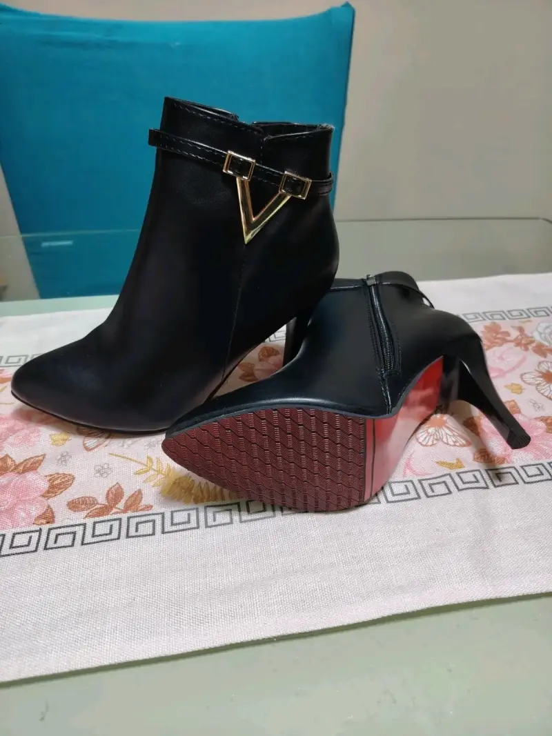 Botines negros con tacón alto y hebilla dorada - 5