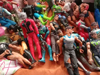 Lote de muñecos de acción y muñecas variadas - miniatura 1