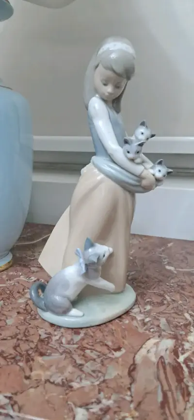 Figura de porcelana de niña con gatos de lladro - miniatura 1