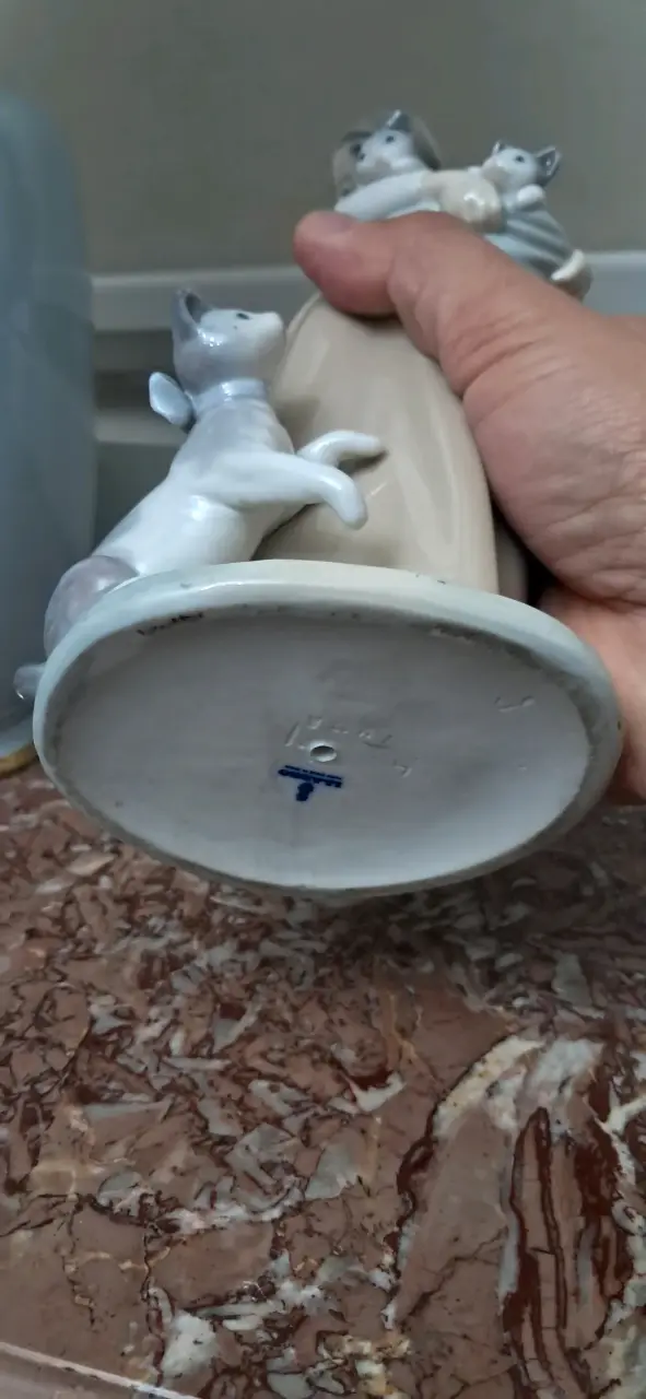 Figura de porcelana de niña con gatos de lladro - 2