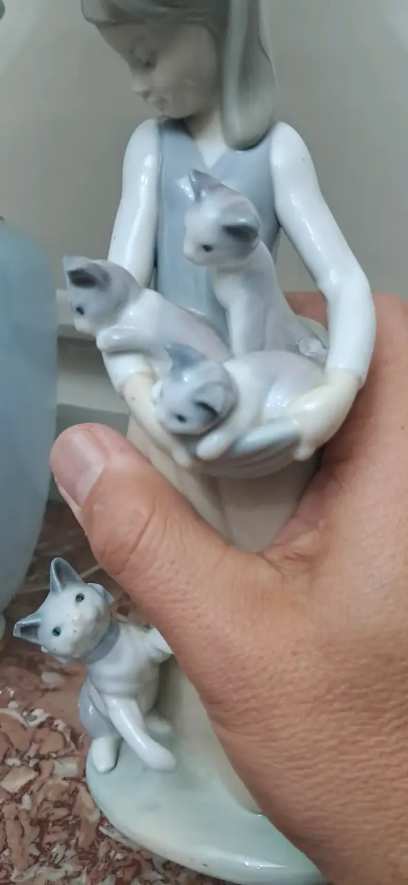 Figura de porcelana de niña con gatos de lladro - 3
