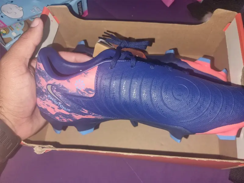 Botines de fútbol Nike Phantom azul y rosa