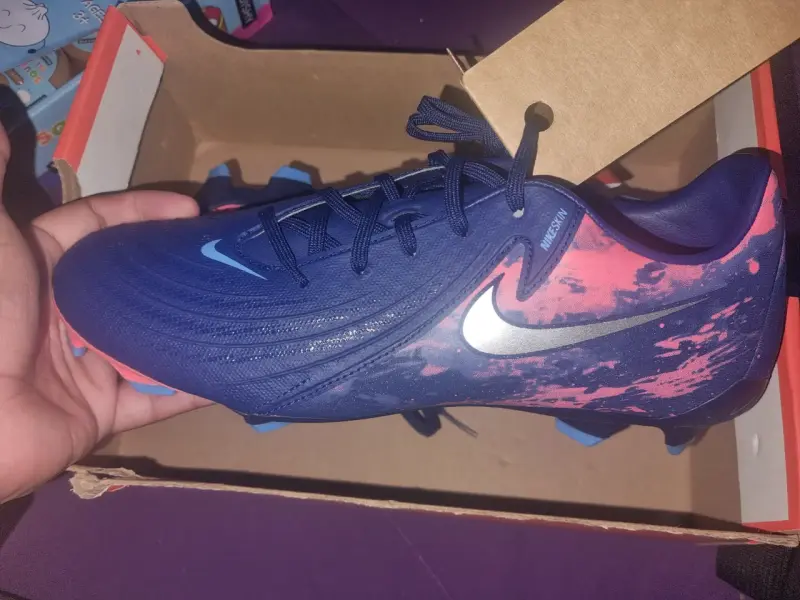 Botines de fútbol Nike Phantom azul y rosa - 2