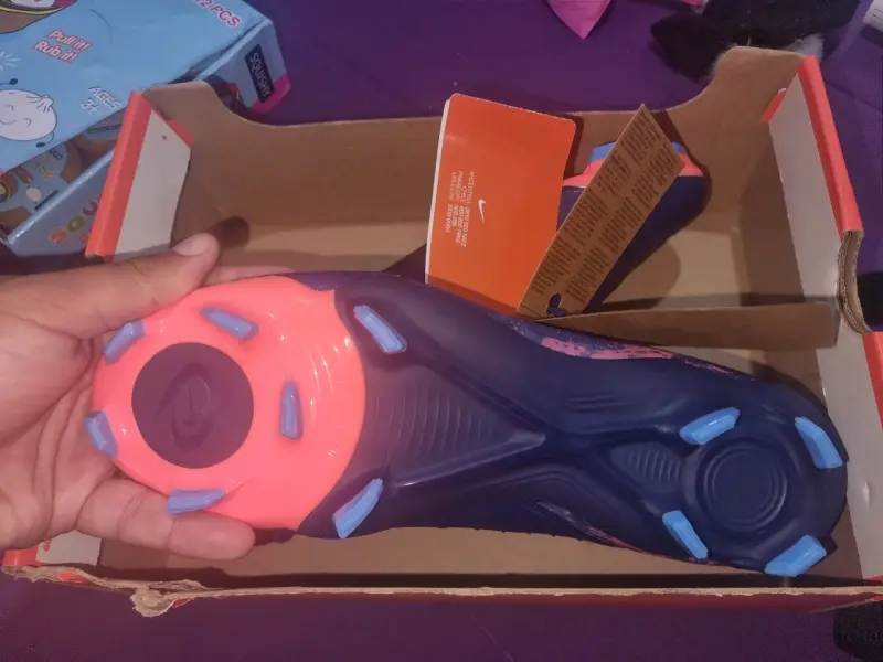 Botines de fútbol Nike Phantom azul y rosa - 3