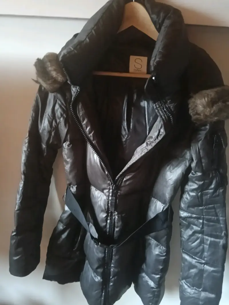 Chaqueta de invierno negra con capucha y cinturón - 1